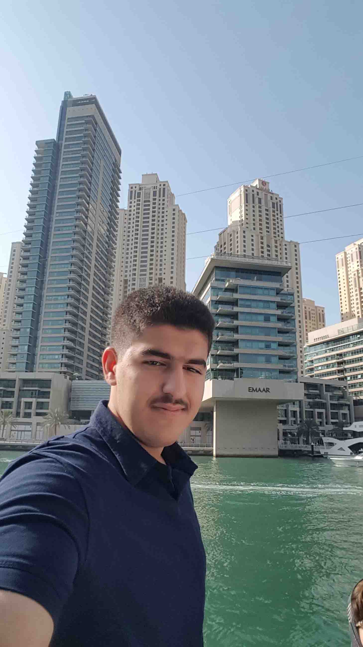 این عکس یکی از عکس‌های سفر خانوادگیمون به دبی هست.
در اینجا ما توی تور دبی گردی بودیم و من تا اونجا که میتونستم عکس گرفتم
در این بخش تور ما داشتیم روی رودخانه میگشتیم و از صحنه‌ها لذت میبردیم