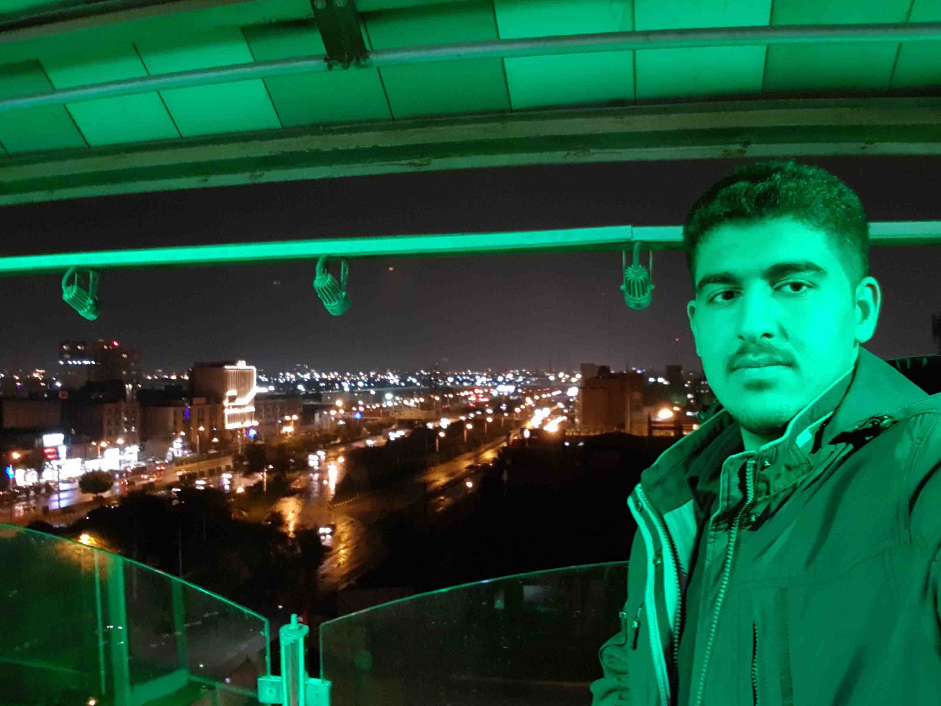 این عکس توضیح خاصی نداره.
خانوادگی و دوستانه رفته بودیم رستوران گردان و اونجا این عکسو گرفتم