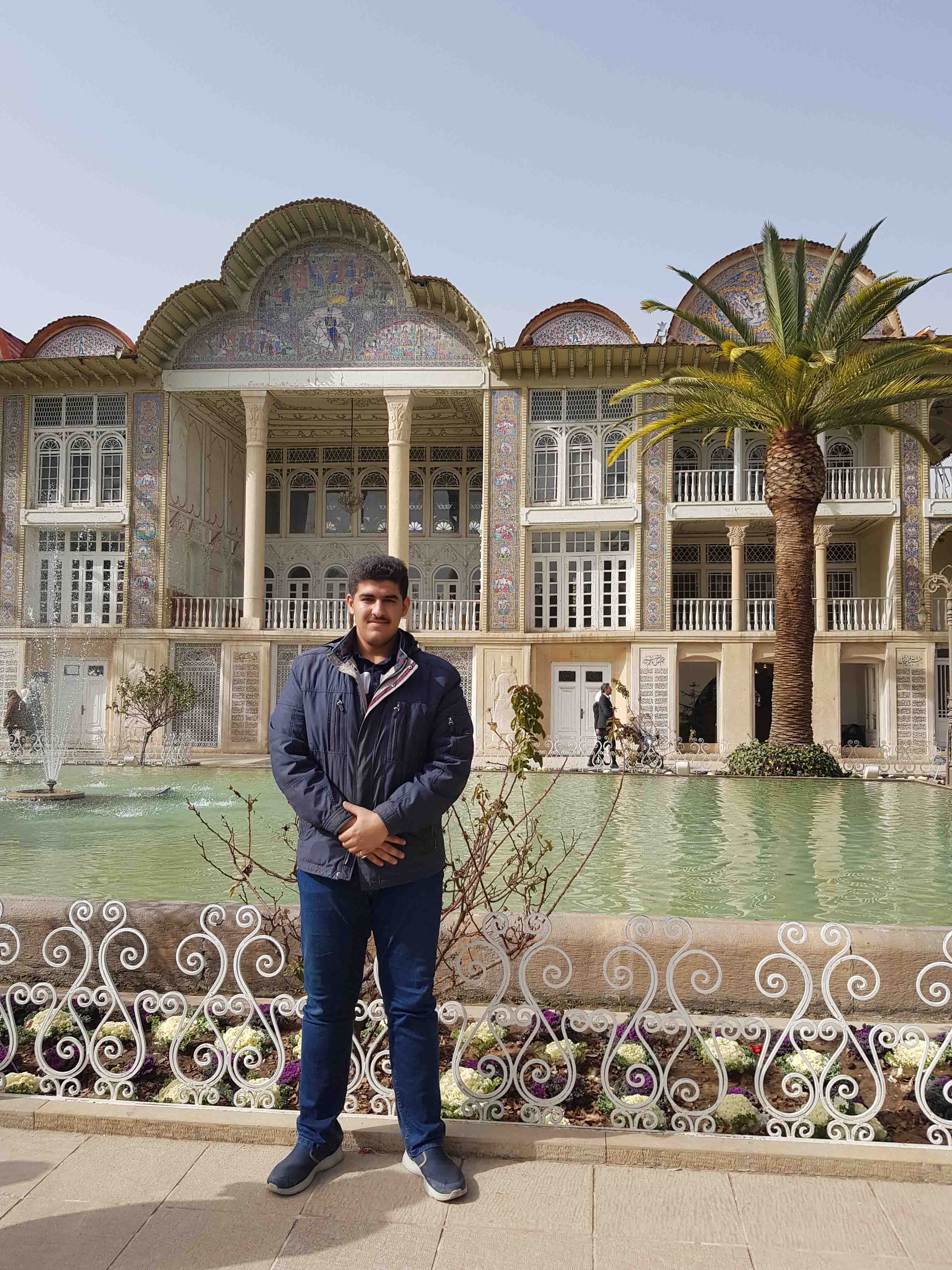 این عکس مربوط به یکی از مسافرت های گروهی دوستانه و خانوادگی هست.
این عکس در شیراز گرفته شده، در باغ ارم