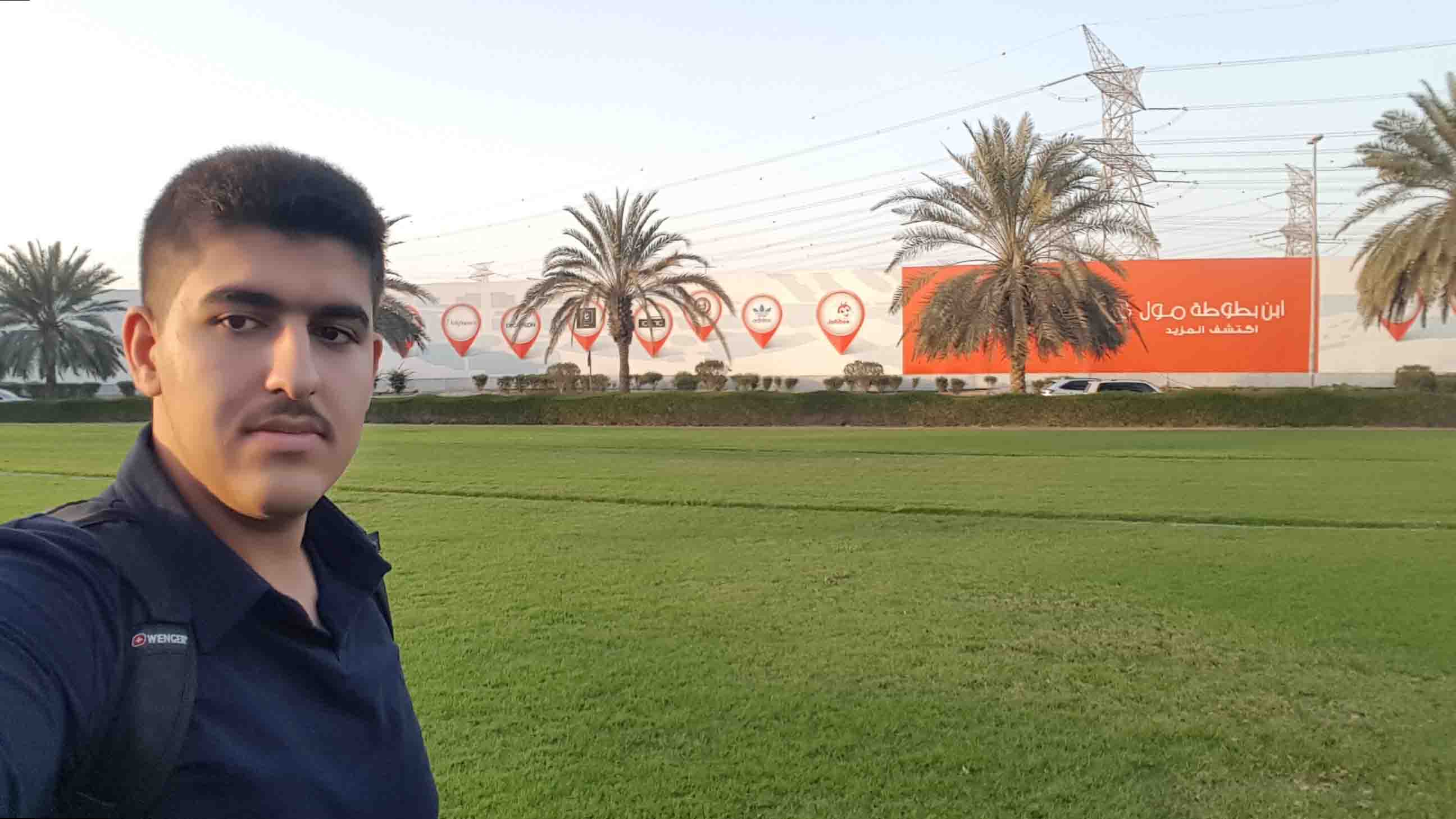 این عکس یکی از عکس‌های سفر خانوادگیمون به دبی هست.
یک فروشگاه بزرگ تو دبی هست به اسم مرکز خرید ابن بطوطه که عنوان بزرگ‌ترین مرکز خرید تفریحی جهان را هم داره و در بزرگداشت «ابن بطوطه»، جهانگرد بزرگ عرب نامگذاری شده است. مجموعه به ۶ بخش تقسیم می‌شود که هر کدام منعکس‌کننده‌ معماری مکان‌هایی است که ابن بطوطه به آن‌ها سفر کرده بود.
ما از دری که مربوط به بخش چین بود وارد شدیم و شروع به گردش کردی که خیلی هم باحال بود
این عکس فقط فضای سبز جلو فروشگاهه