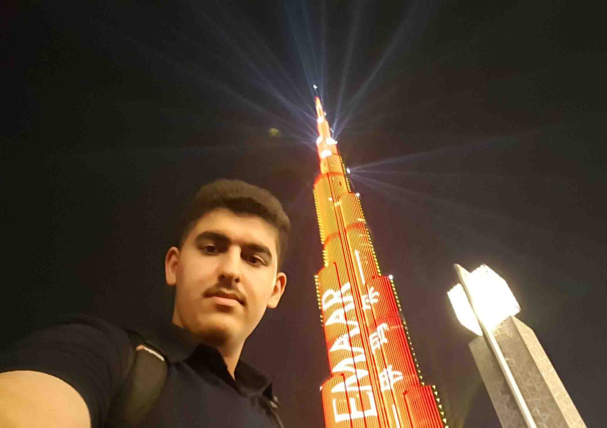 این عکس یکی از عکس‌های سفر خانوادگیمون به دبی هست.
اینم بلندترین برج دنیا، برج خلیفه هست.
ما زمانی رفتیم اونجا که عید چینی‌ها بود برای همین برج خلیفه به این شکل دراومده