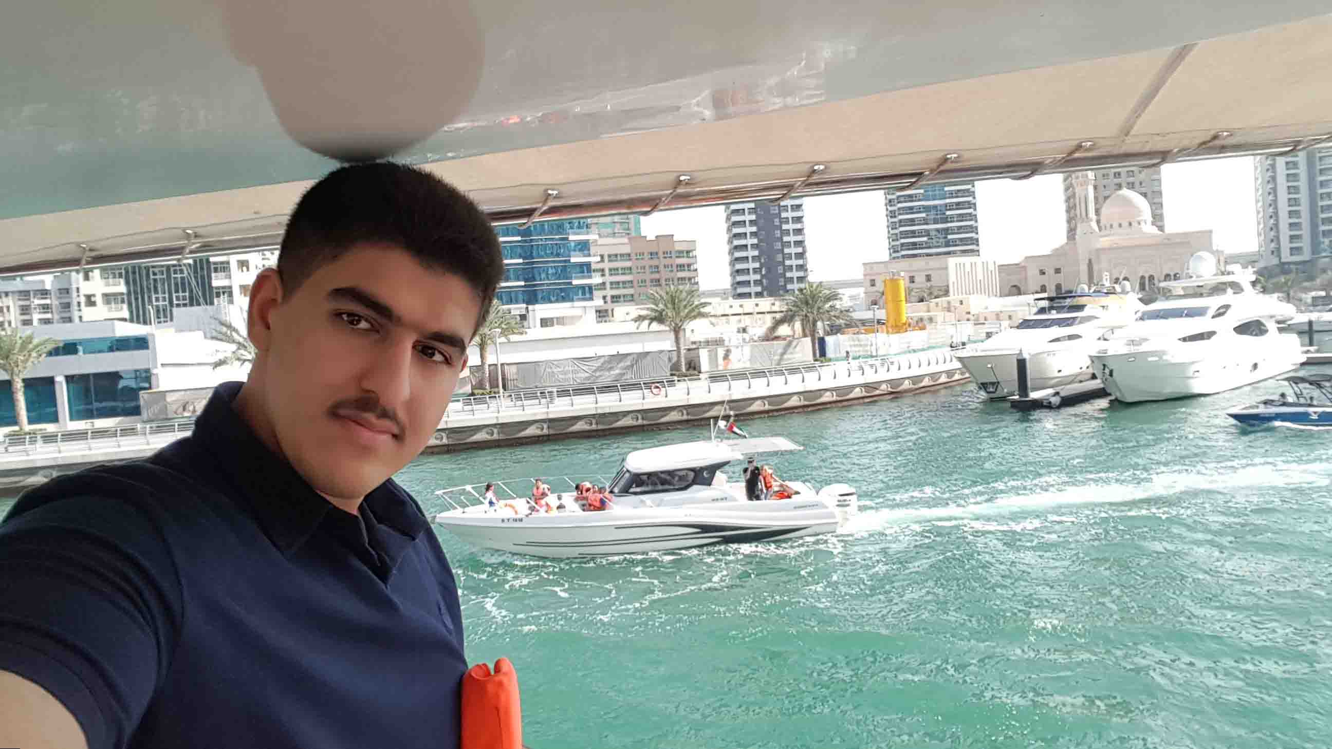 این عکس یکی از عکس‌های سفر خانوادگیمون به دبی هست.
در اینجا ما توی تور دبی گردی بودیم و من تا اونجا که میتونستم عکس گرفتم
در این بخش تور ما داشتیم روی رودخانه میگشتیم و از صحنه‌ها لذت میبردیم