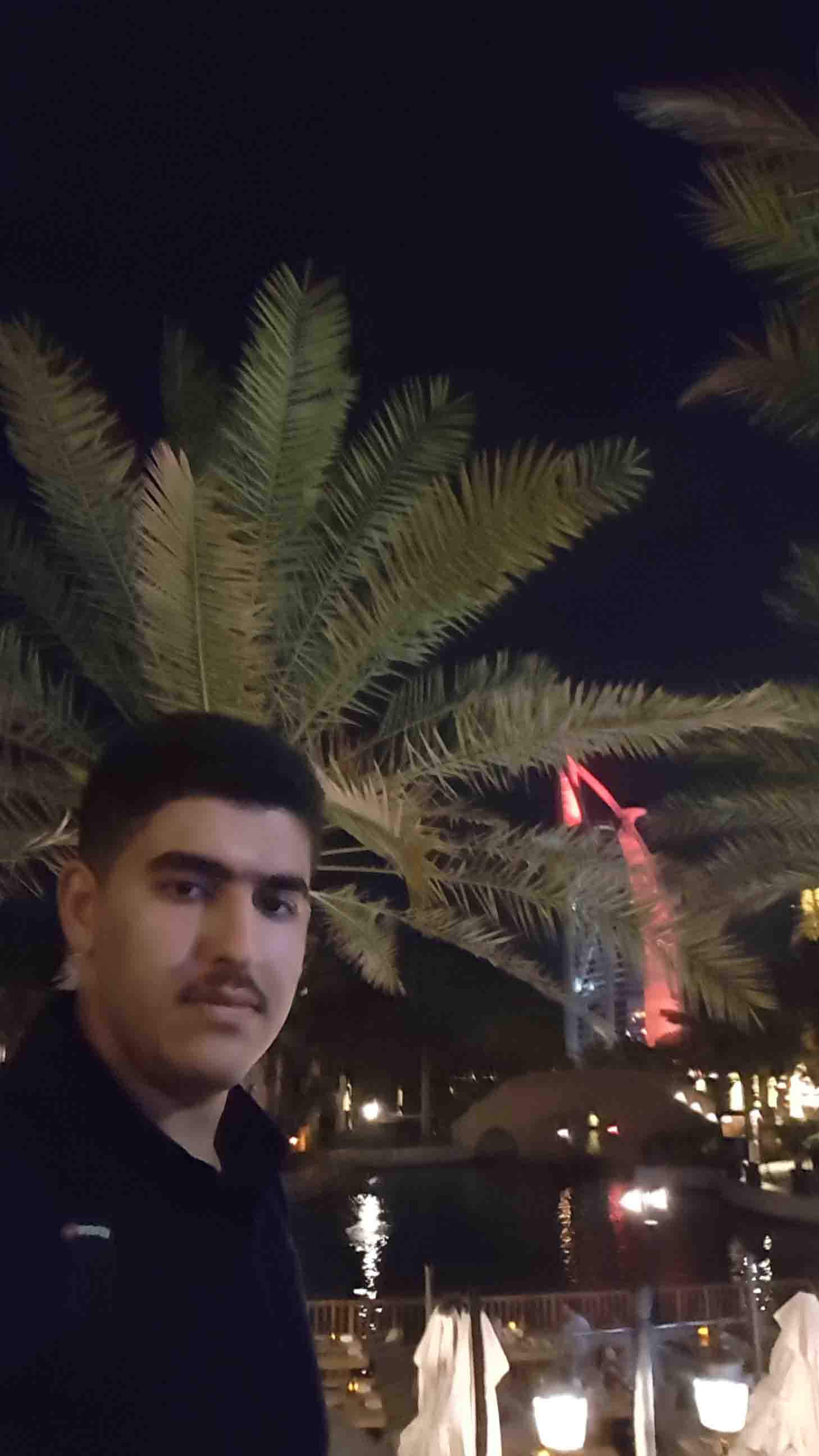 این عکس یکی از عکس‌های سفر خانوادگیمون به دبی هست.
این برج اسمش برج العرب هست.
این مکان نزدیکترین جایی بود که میتونستم عکس بگیرم چون نمیزاشتن از این جلوتر بریم