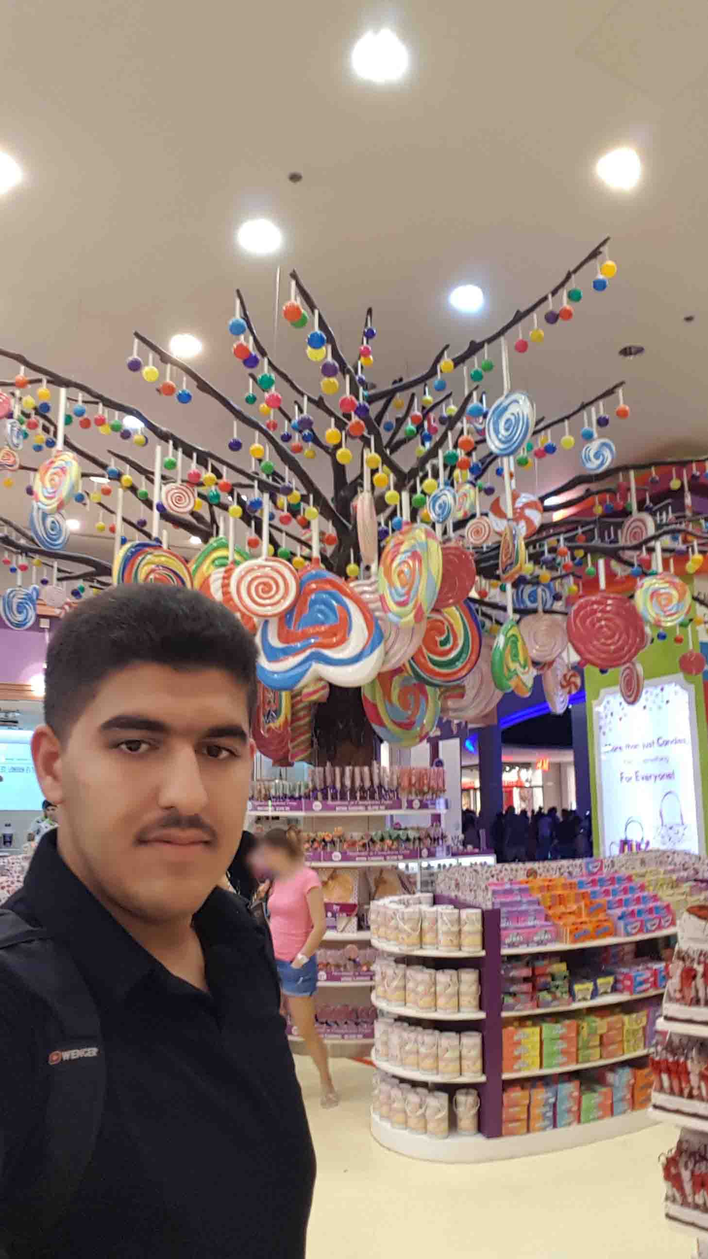 این عکس یکی از عکس‌های سفر خانوادگیمون به دبی هست.
توی دبی کنار برج خلیفه یک فروشگاه هست به اسم دبی مال.
اونجا یه فروشگاه کوچکتر هست که کلا فقط مخصوص فروش انواع آبنباته و این عکسو اونجا گرفتم.
