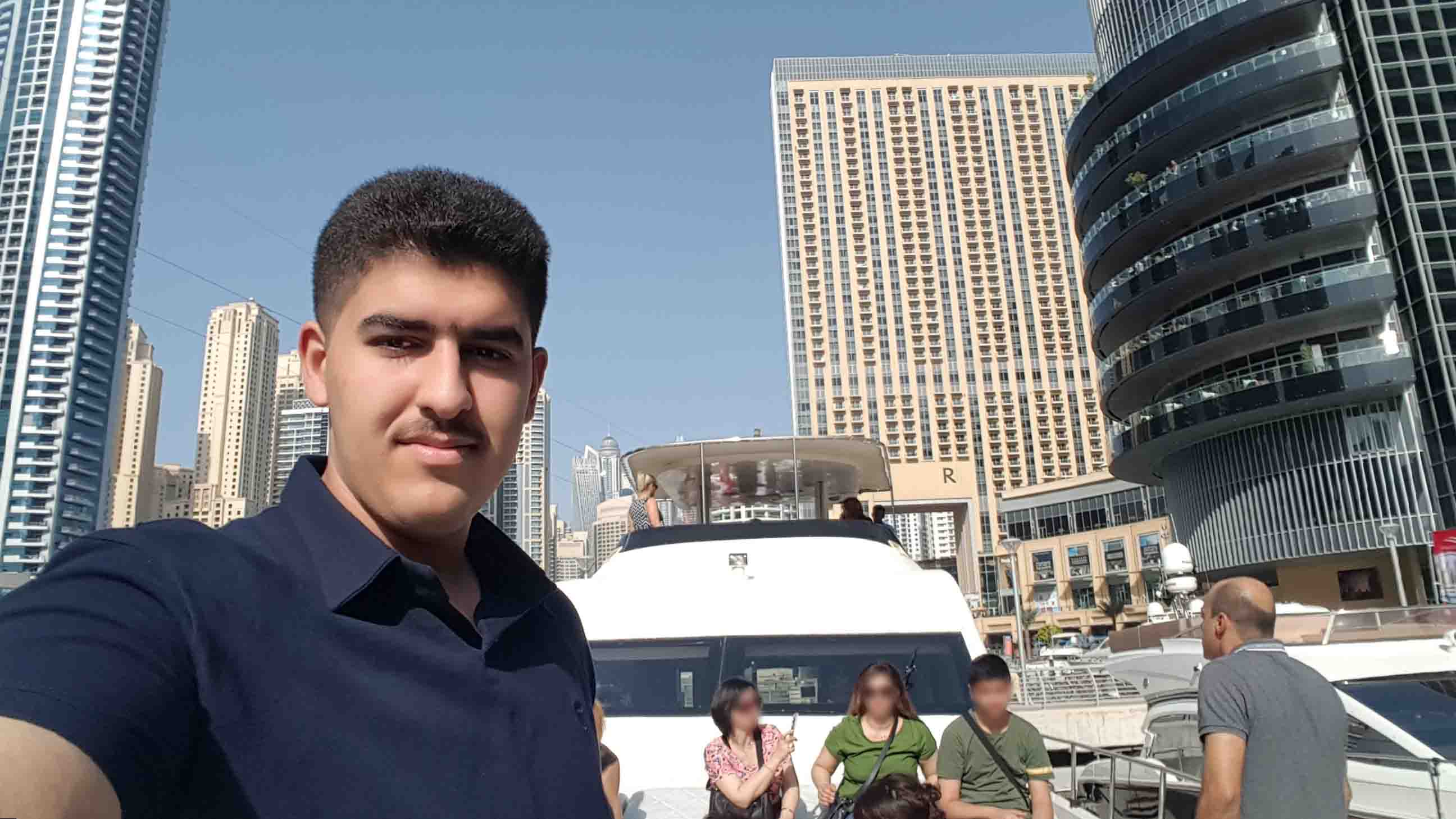 این عکس یکی از عکس‌های سفر خانوادگیمون به دبی هست.
در اینجا ما توی تور دبی گردی بودیم و من تا اونجا که میتونستم عکس گرفتم
در این بخش تور ما داشتیم روی رودخانه میگشتیم و از صحنه‌ها لذت میبردیم