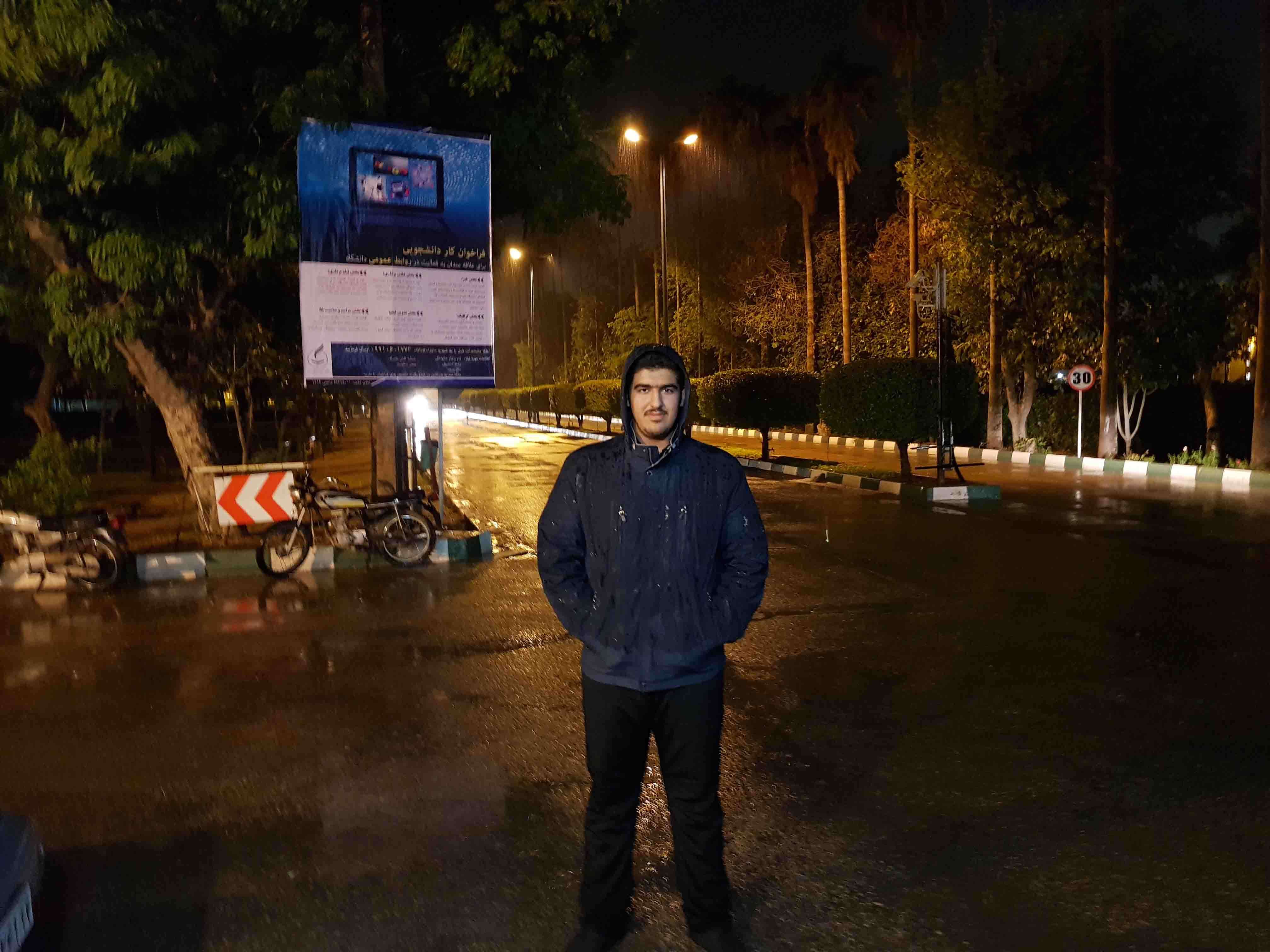 من و چند تا از دوستام بعد از یکی از کلاسای مشترکمون منتظر اومدت سرویس دانشگاه بودیم تا ببرتمون خوابگاه و هممون یکی یه عکس گرفتیم و این عکس منه