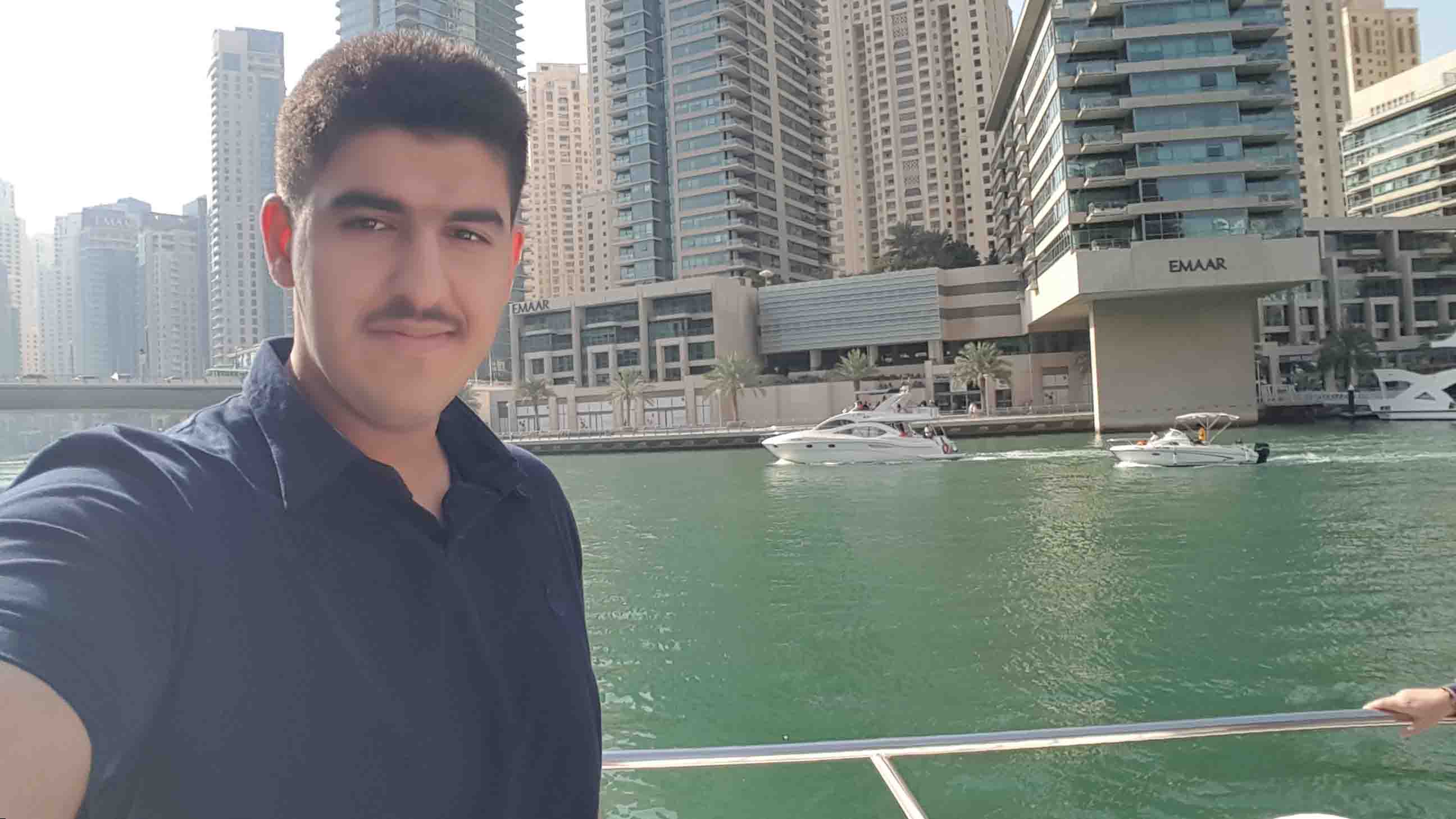 این عکس یکی از عکس‌های سفر خانوادگیمون به دبی هست.
در اینجا ما توی تور دبی گردی بودیم و من تا اونجا که میتونستم عکس گرفتم
در این بخش تور ما داشتیم روی رودخانه میگشتیم و از صحنه‌ها لذت میبردیم
