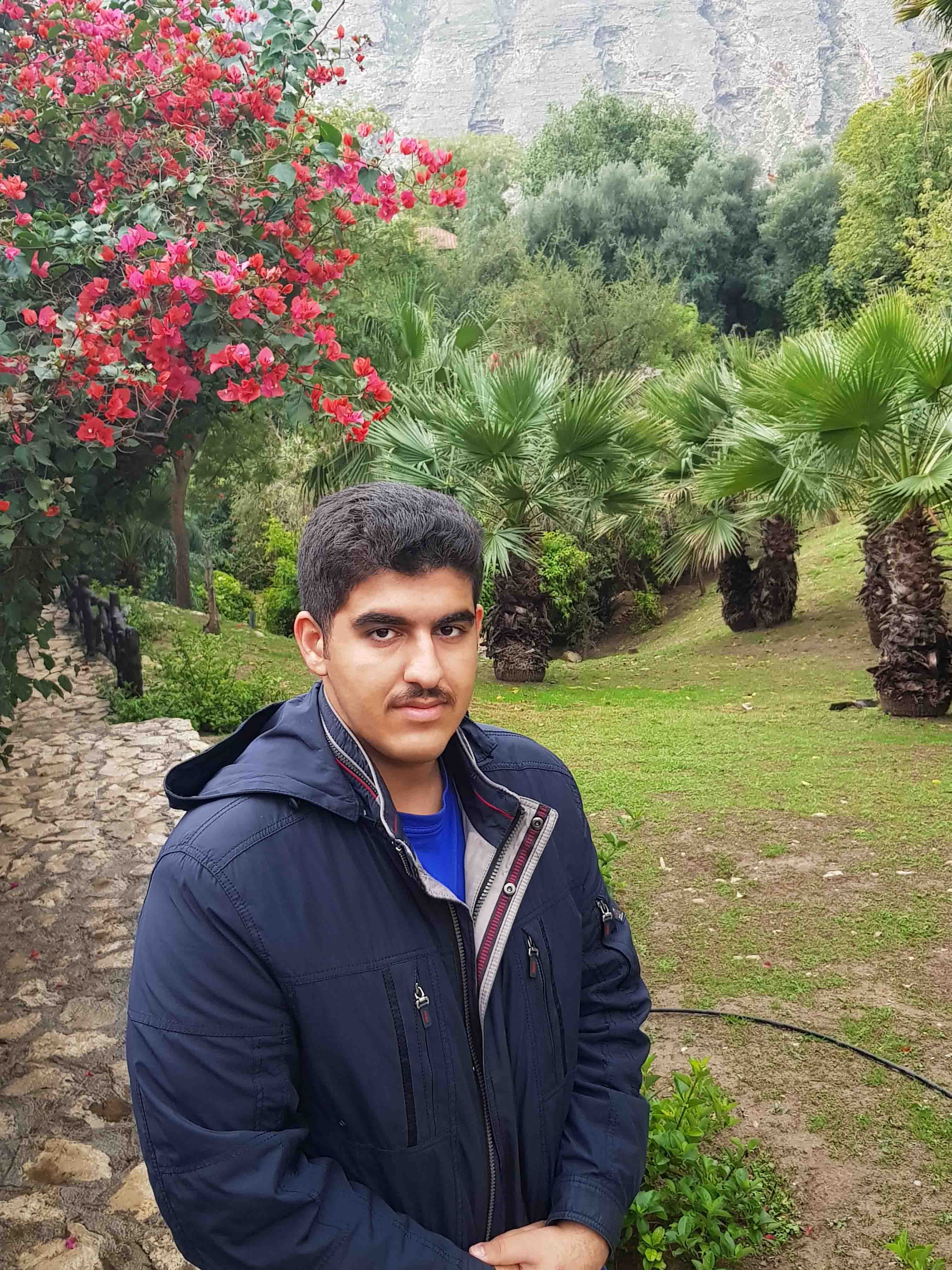 این عکس مربوط به یکی از مسافرت های گروهی دوستانه و خانوادگی هست.
ما در حال گردش توی پلاژ مارون بودیم و یکی از دوستام این عکسو از من گرفت.