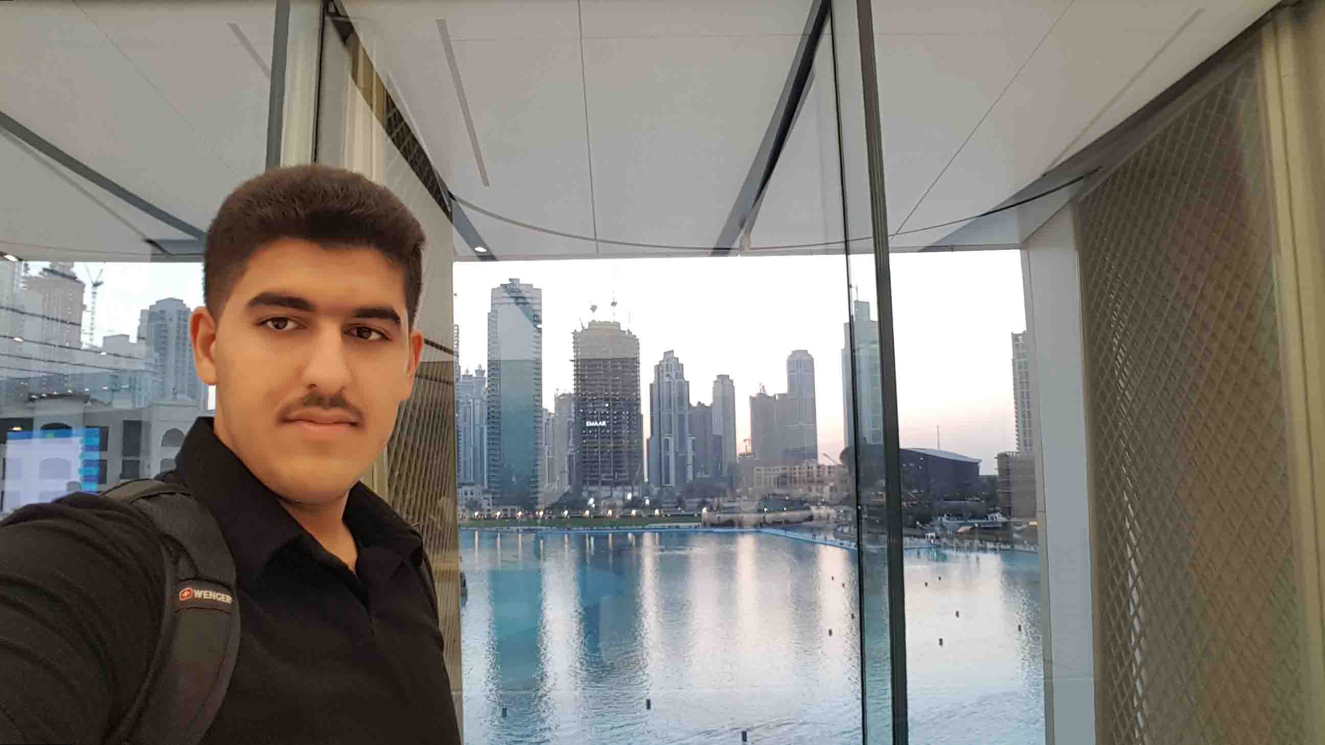 این عکس یکی از عکس‌های سفر خانوادگیمون به دبی هست.
توی دبی کنار برج خلیفه یک فروشگاه هست به اسم دبی مال.
داشتیم اونجا میگشتیم که شانسی یک نمای خیلی عالی از آبنمای جلوی برج خلیفه دیدم و این عکسو گرفتم