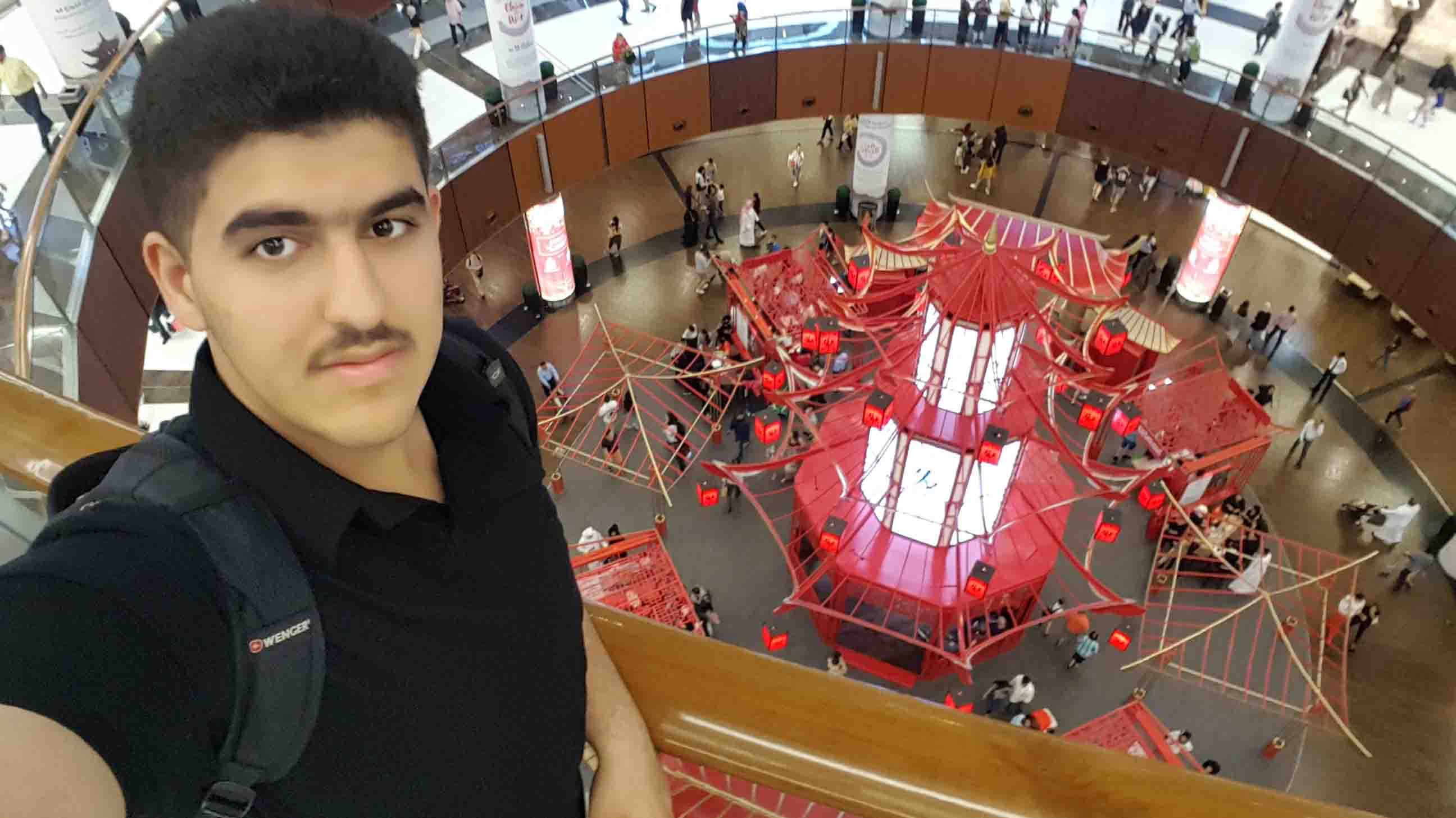 این عکس یکی از عکس‌های سفر خانوادگیمون به دبی هست.
توی دبی کنار برج خلیفه یک فروشگاه هست به اسم دبی مال.
داشتیم اونجا میگشتیم که شانسی یک نمای خیلی عالی از یک چیز خاص دیدم که به خاطر عید چینی‌ها درست شده