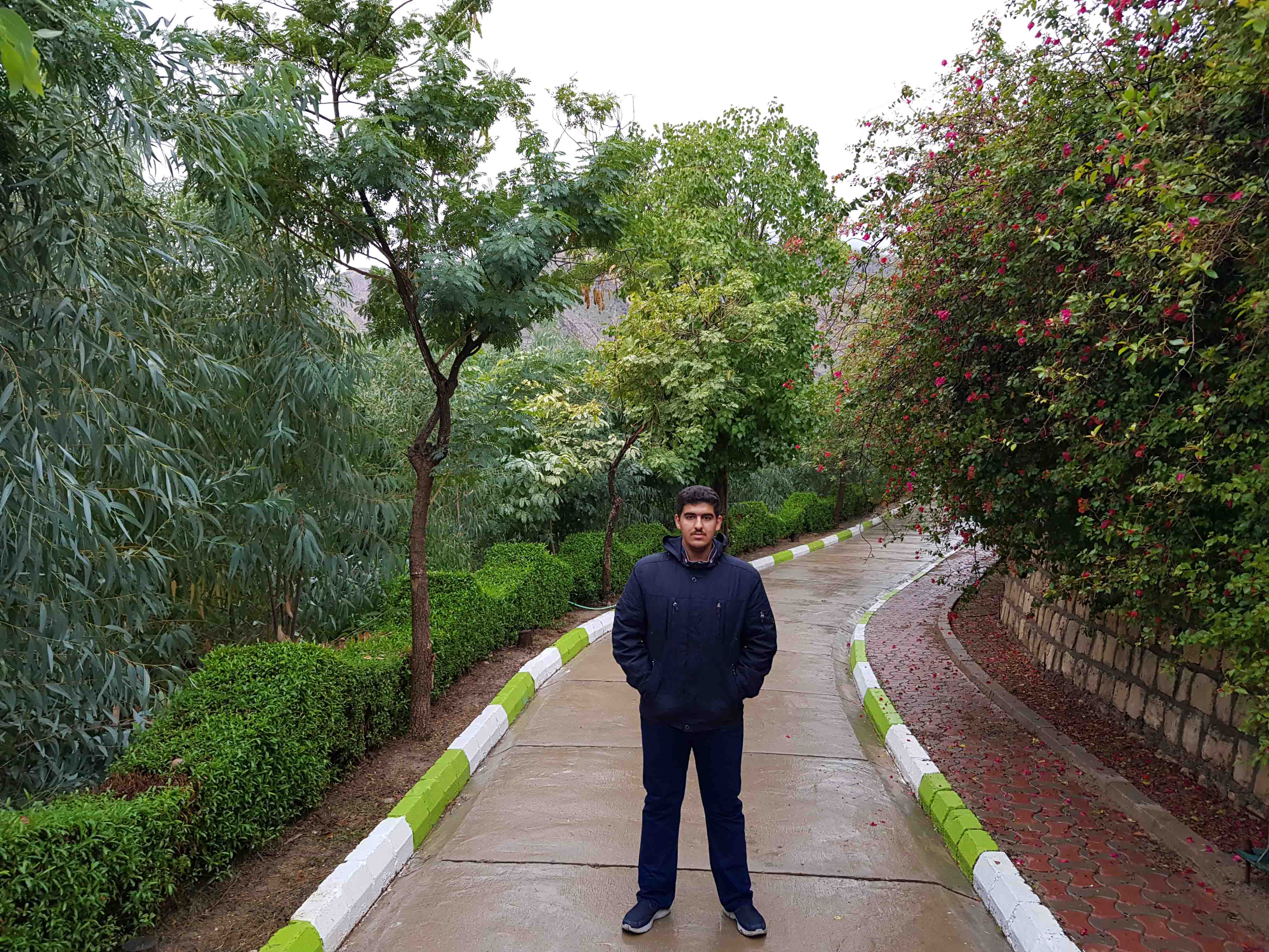 این عکس مربوط به یکی از مسافرت های گروهی دوستانه و خانوادگی هست.
ما در حال گردش توی پلاژ مارون بودیم و یکی از دوستام این عکسو از من گرفت.