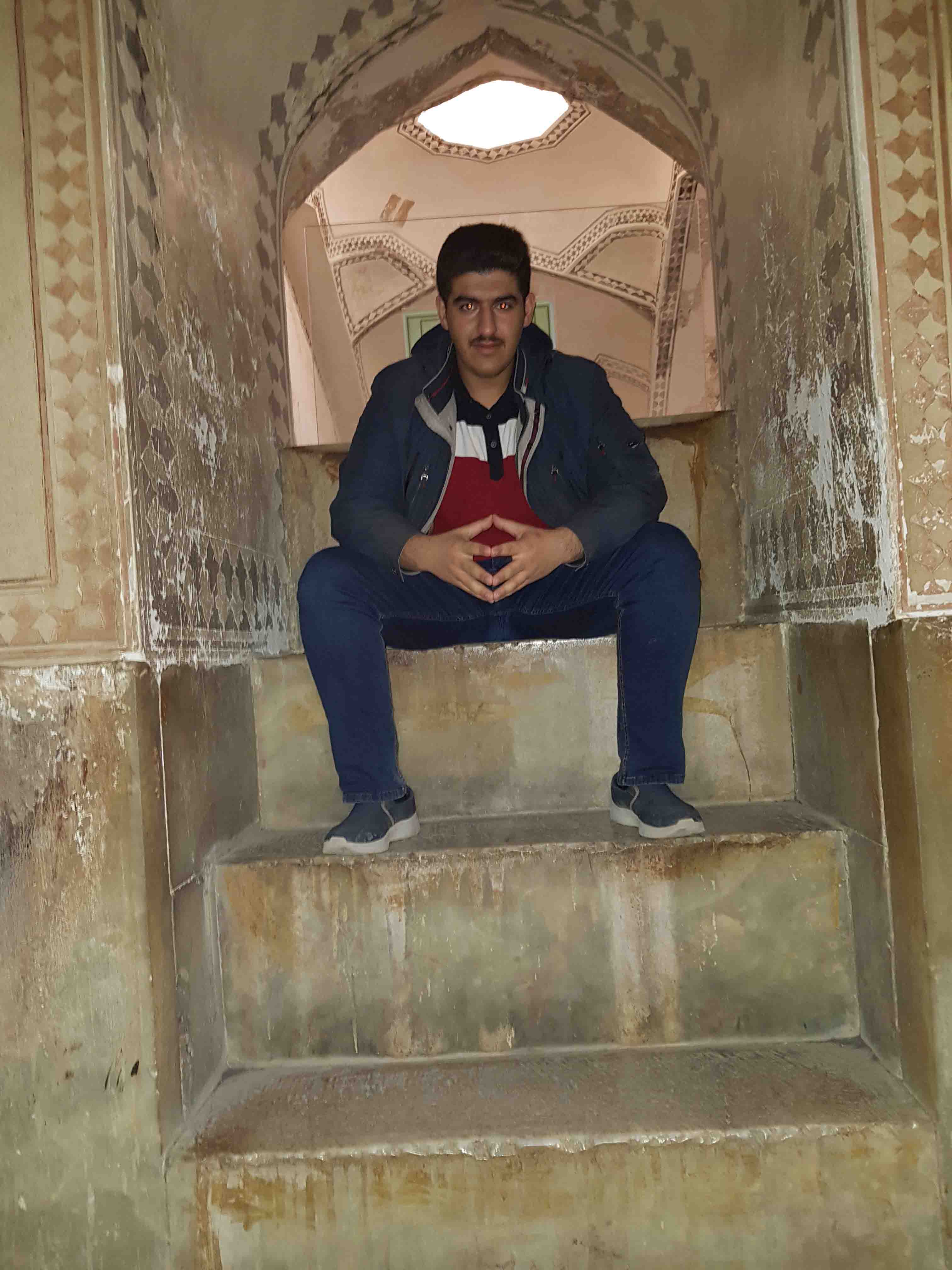 این عکس مربوط به یکی از مسافرت های گروهی دوستانه و خانوادگی هست.
این عکس در شیراز گرفته شده، در حمام وکیل.
نمیدونم چرا ولی دلم میخواست توی این حالت عکس بگیرم