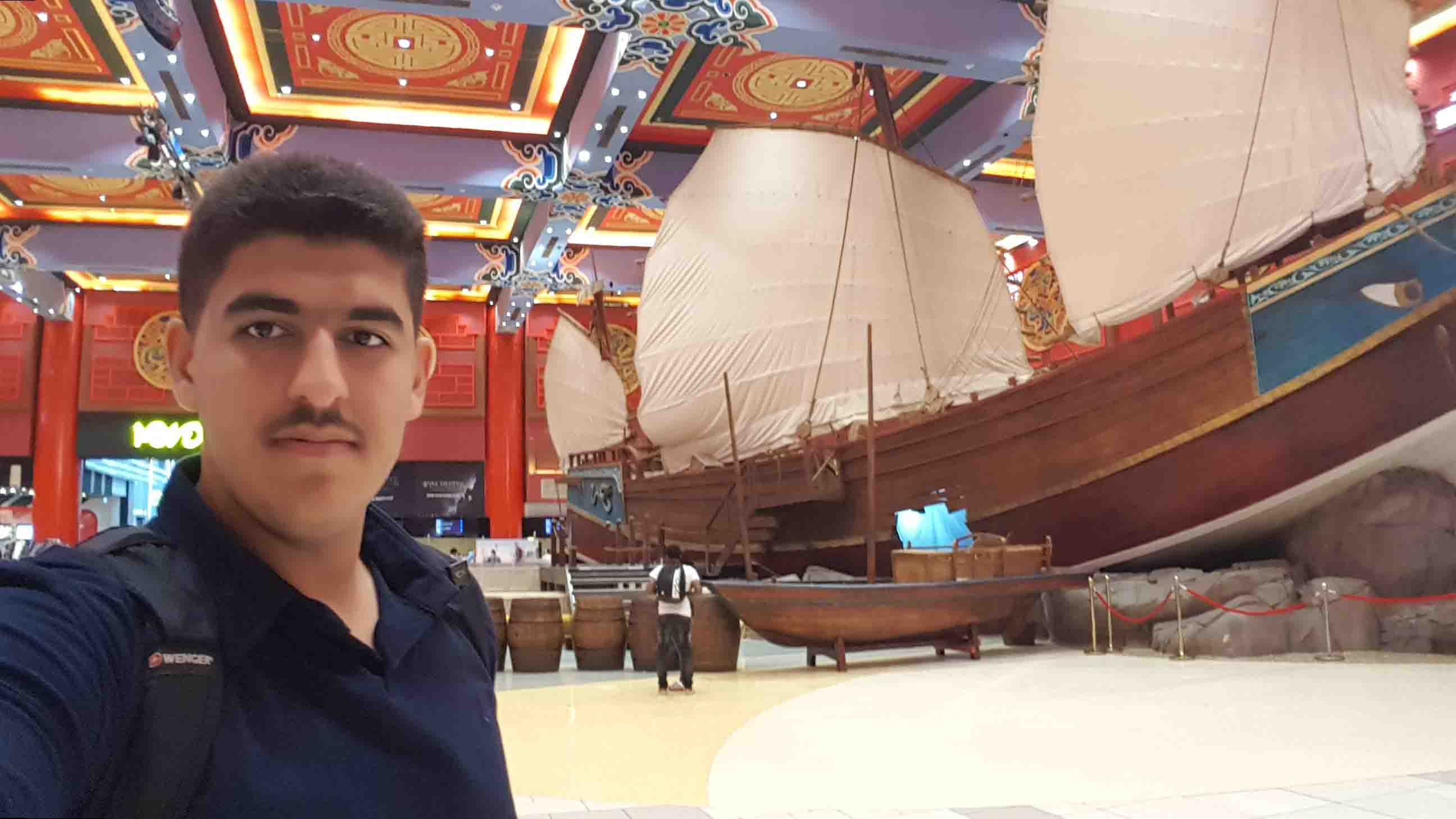 این عکس یکی از عکس‌های سفر خانوادگیمون به دبی هست.
یک فروشگاه بزرگ تو دبی هست به اسم مرکز خرید ابن بطوطه که عنوان بزرگ‌ترین مرکز خرید تفریحی جهان را هم داره و در بزرگداشت «ابن بطوطه»، جهانگرد بزرگ عرب نامگذاری شده است. مجموعه به ۶ بخش تقسیم می‌شود که هر کدام منعکس‌کننده‌ معماری مکان‌هایی است که ابن بطوطه به آن‌ها سفر کرده بود.
ما از دری که مربوط به بخش چین بود وارد شدیم و شروع به گردش کردی که خیلی هم باحال بود
این عکس نمای داخلی بخش چین فروشگاهه