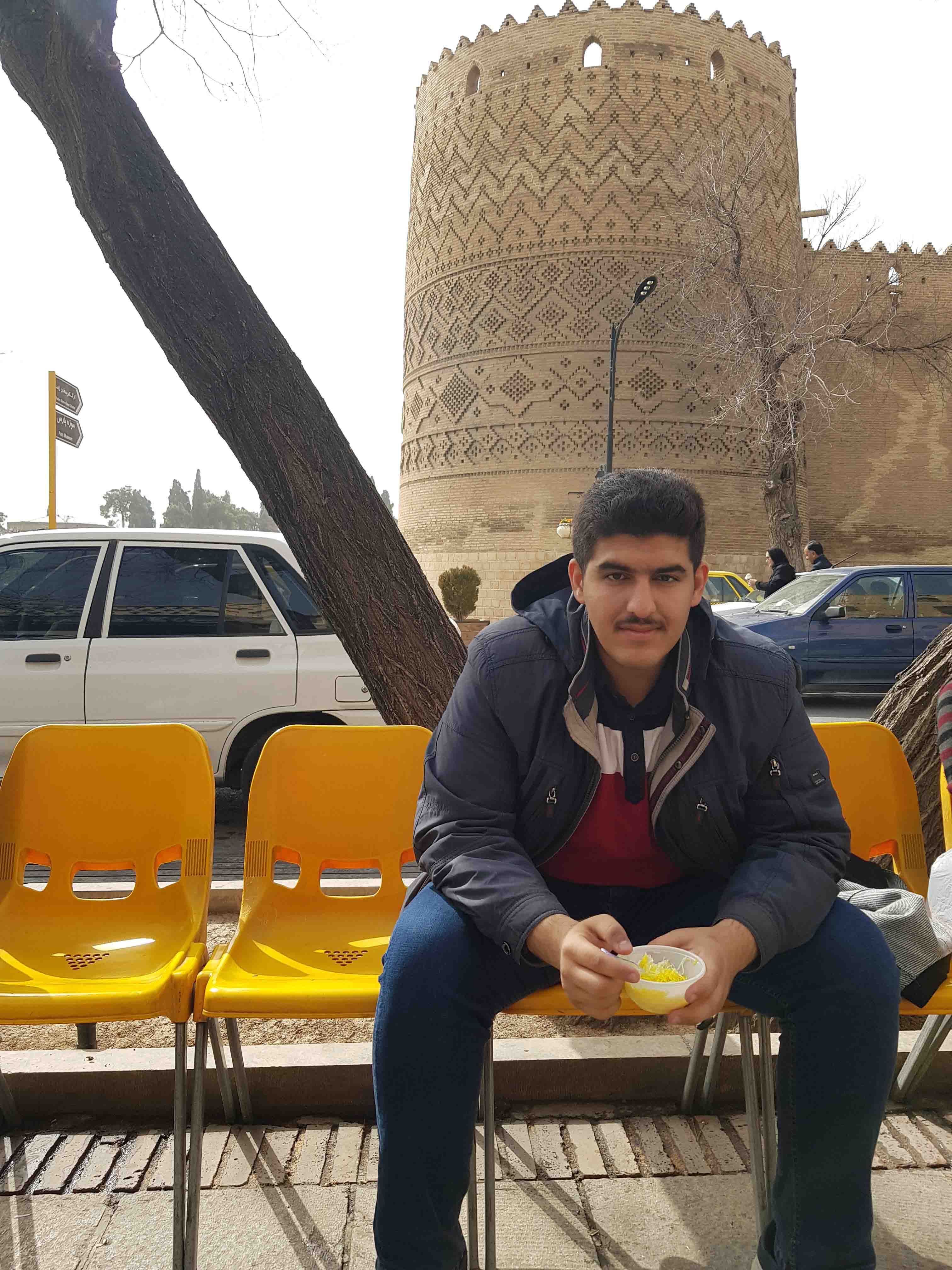 این عکس مربوط به یکی از مسافرت های گروهی دوستانه و خانوادگی هست.
این عکس در شیراز گرفته شده.
بعد از بازدید از حمام وکیل رفتیم بستنی بخوریم