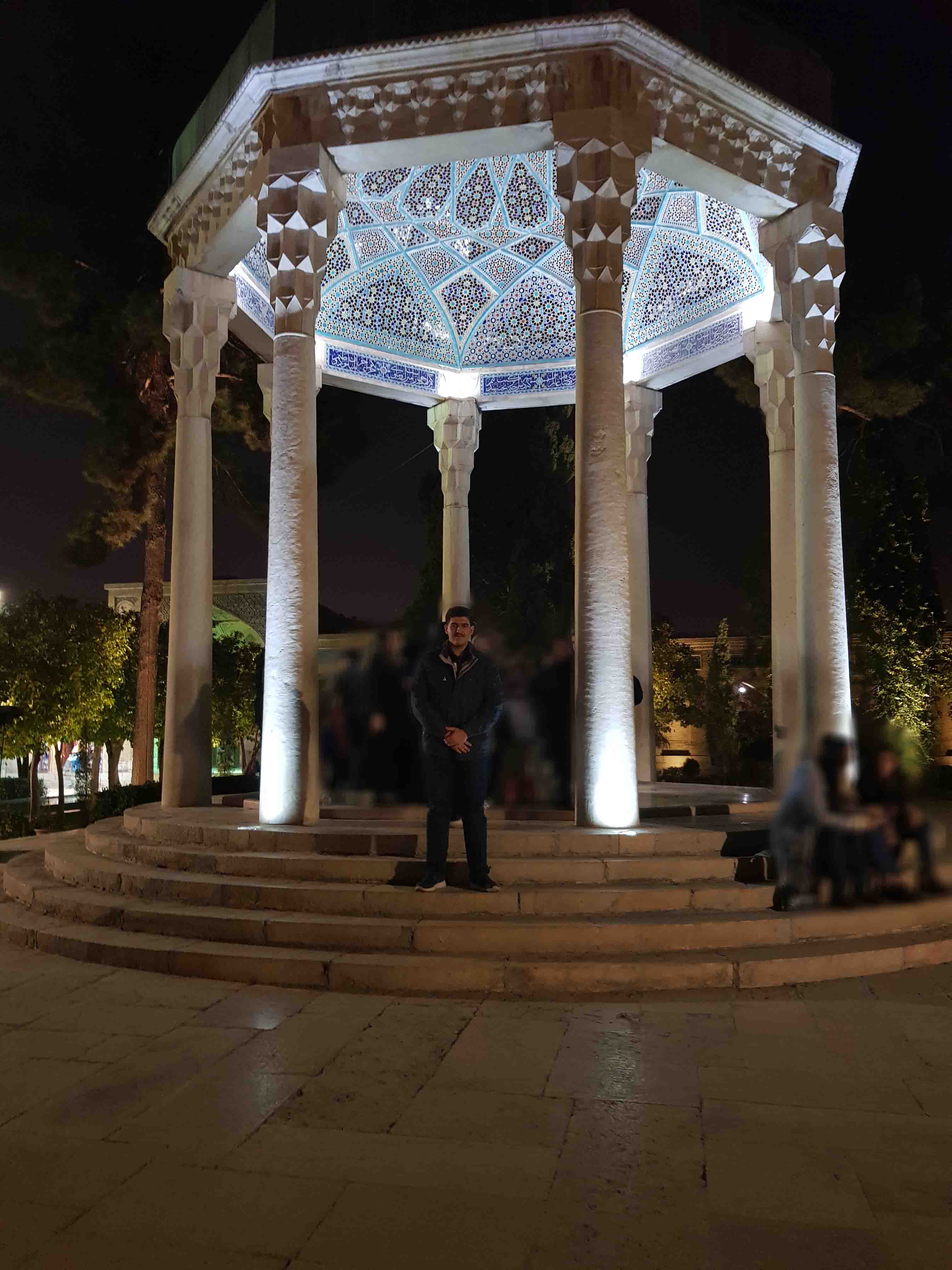 این عکس مربوط به یکی از مسافرت های گروهی دوستانه و خانوادگی هست.
این عکس در شیراز گرفته شده، در آرامگاه حافظ