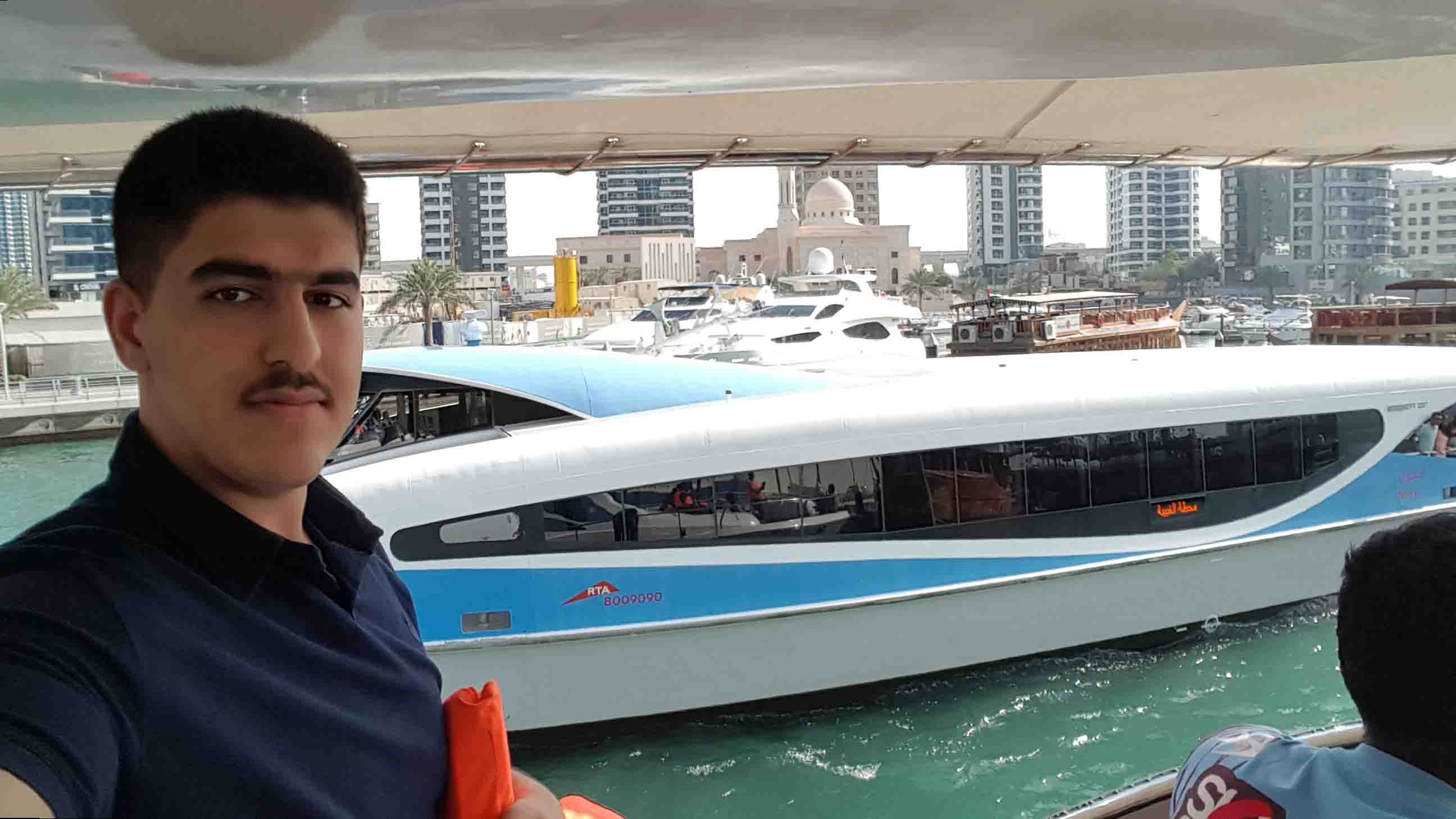 این عکس یکی از عکس‌های سفر خانوادگیمون به دبی هست.
در اینجا ما توی تور دبی گردی بودیم و من تا اونجا که میتونستم عکس گرفتم
در این بخش تور ما داشتیم روی رودخانه میگشتیم و از صحنه‌ها لذت میبردیم