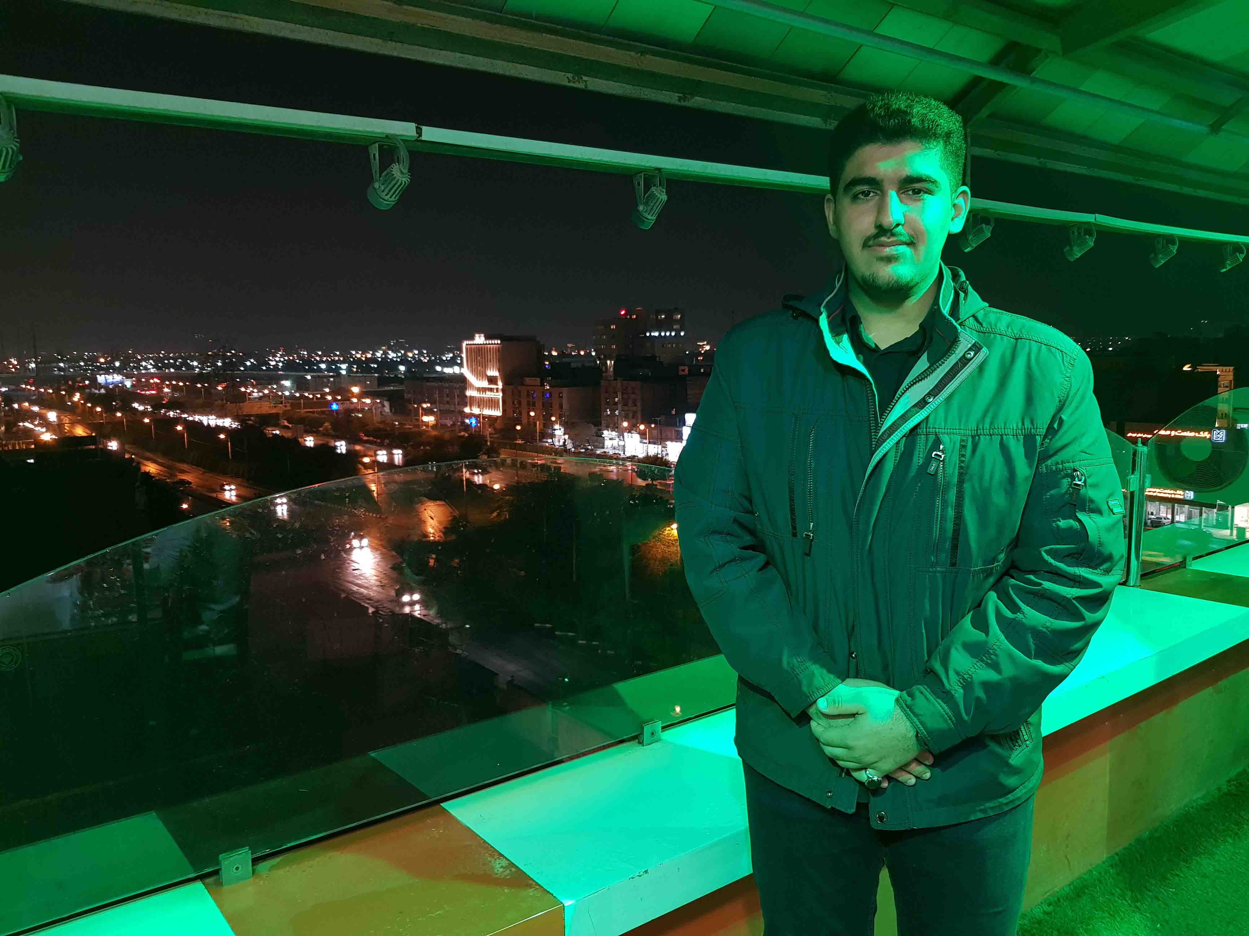 این عکس توضیح خاصی نداره.
خانوادگی و دوستانه رفته بودیم رستوران گردان و اونجا این عکسو ازم گرفتن