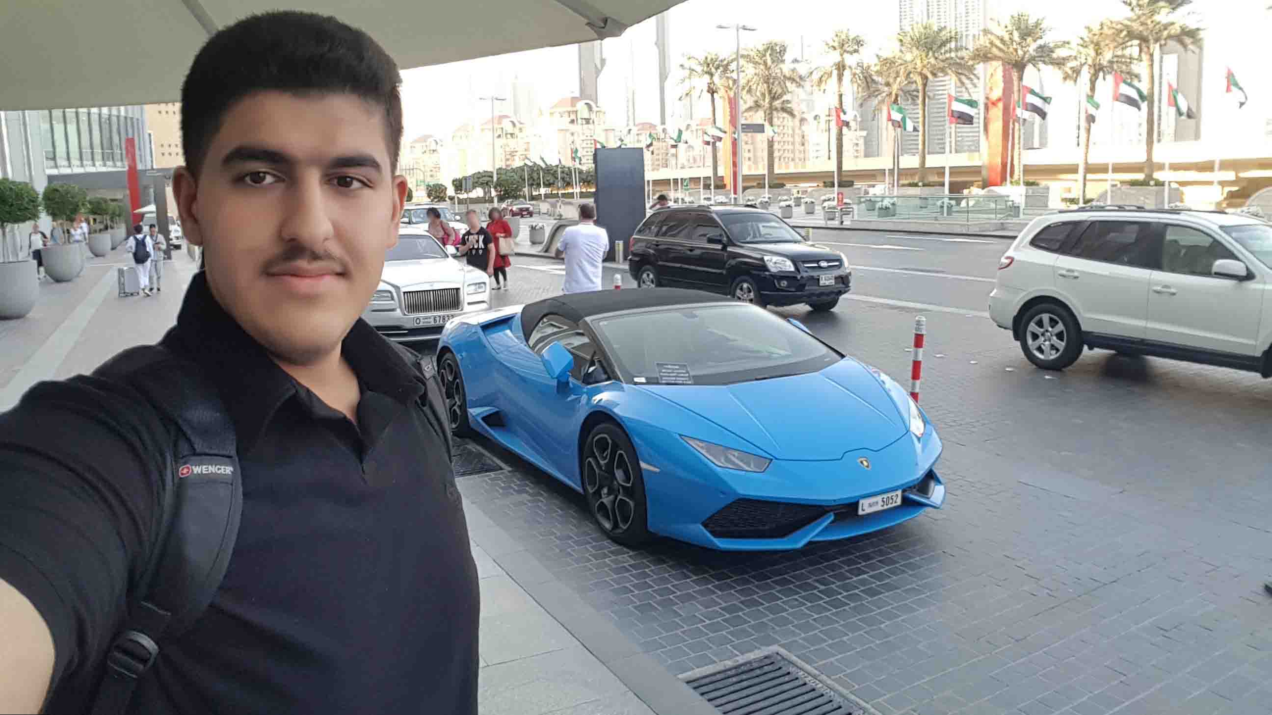 این عکس یکی از عکس‌های سفر خانوادگیمون به دبی هست.
تو خیابون شانسی این ماشینو دیدم و دوست داشتم باهاش عکس بگیرم