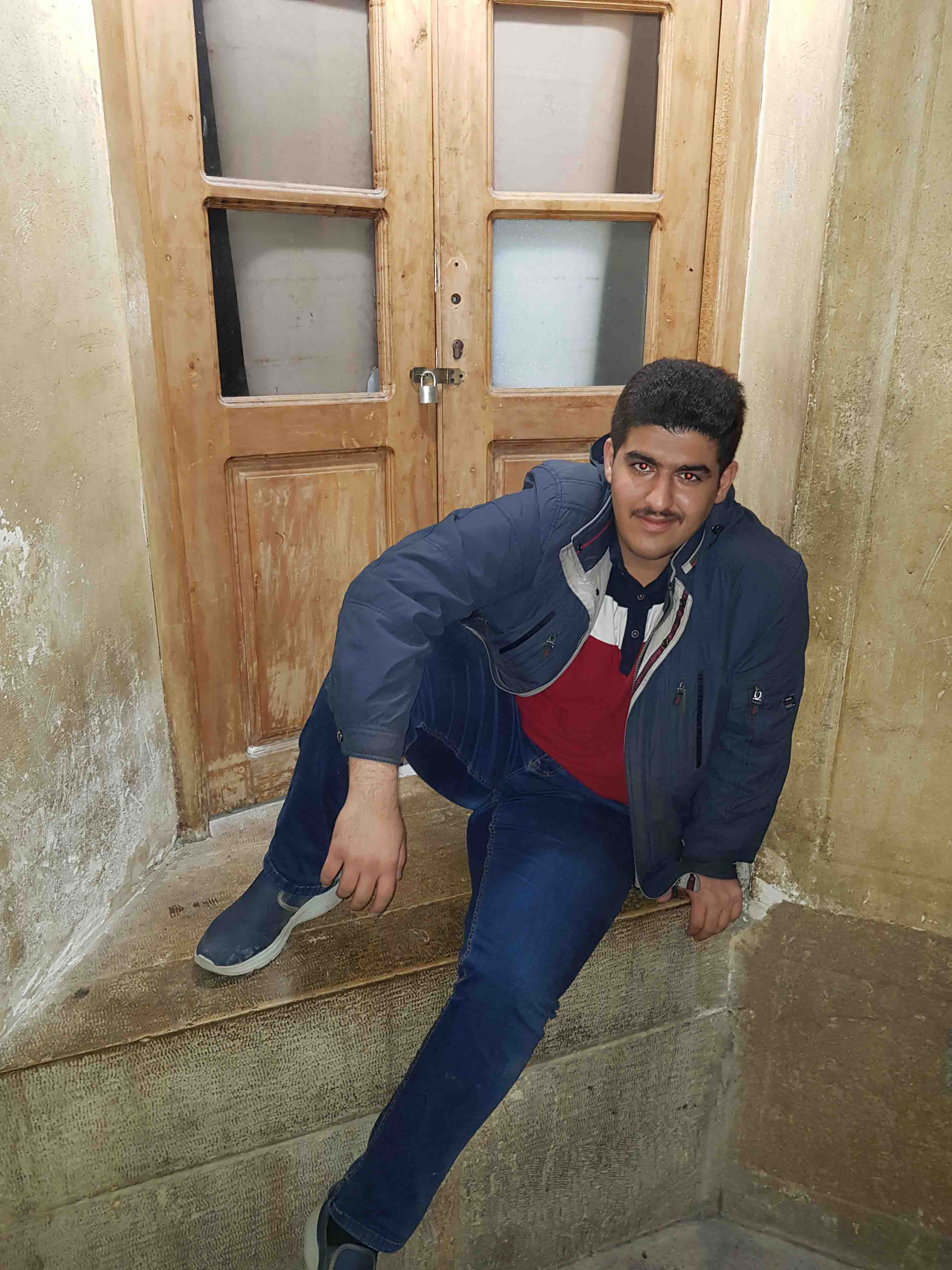 این عکس مربوط به یکی از مسافرت های گروهی دوستانه و خانوادگی هست.
این عکس در شیراز گرفته شده، در حمام وکیل.
نمیدونم چرا ولی دلم میخواست توی این حالت عکس بگیرم