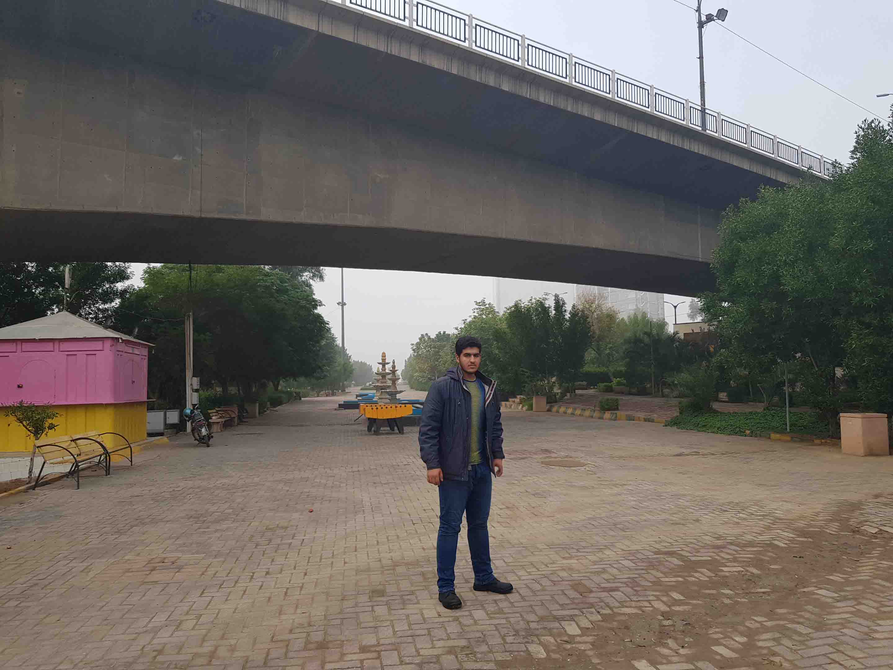 من با یکی از دوستای دانشگاهم بعد از ماه ها صبح یک جمعه رفتیم بیرون و توی پارک ساحلی کلی گشتیم.
این عکس اونجا گرفته شده
