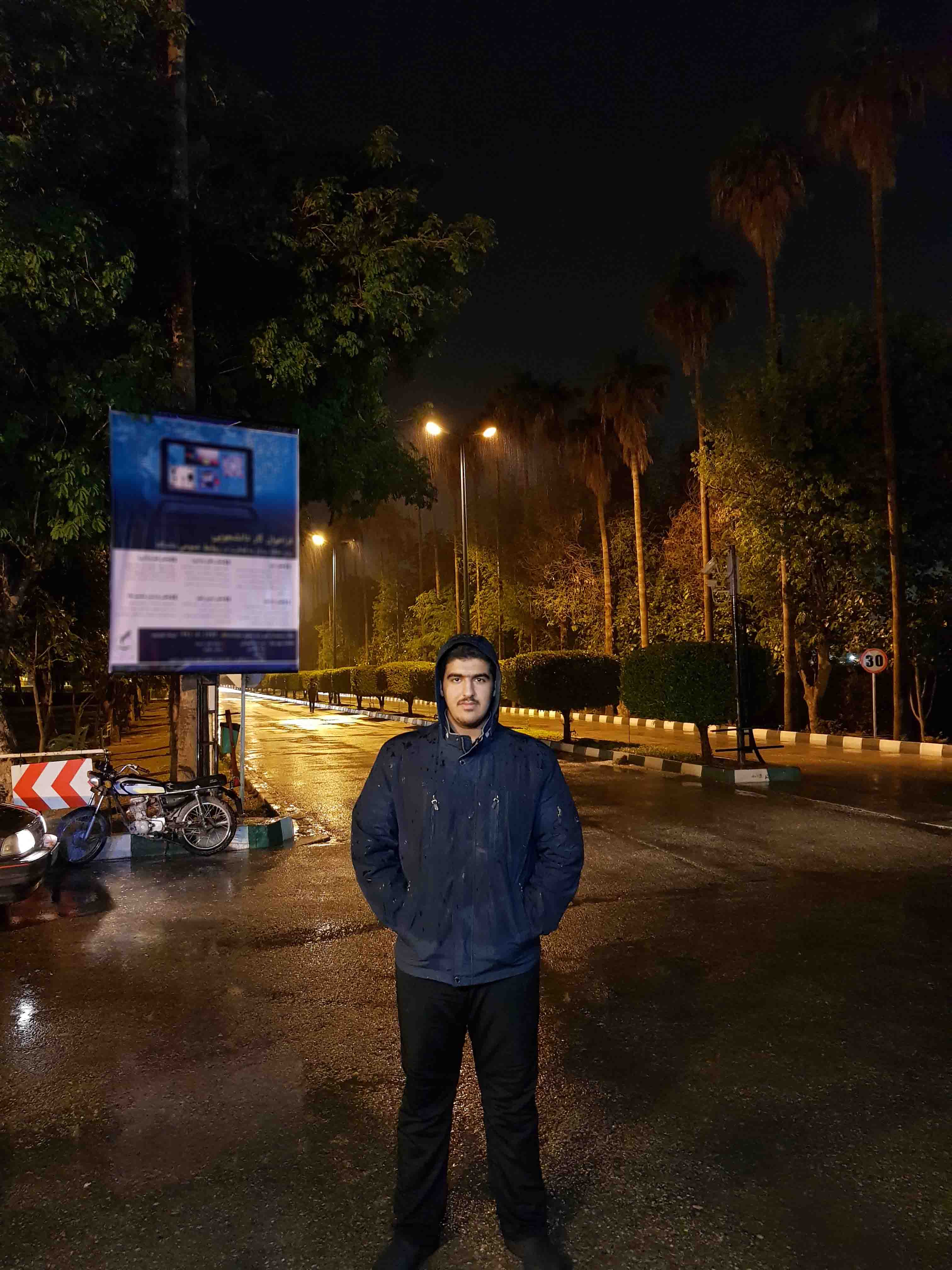 من و چند تا از دوستام بعد از یکی از کلاسای مشترکمون منتظر اومدت سرویس دانشگاه بودیم تا ببرتمون خوابگاه و هممون یکی یه عکس گرفتیم و این عکس منه