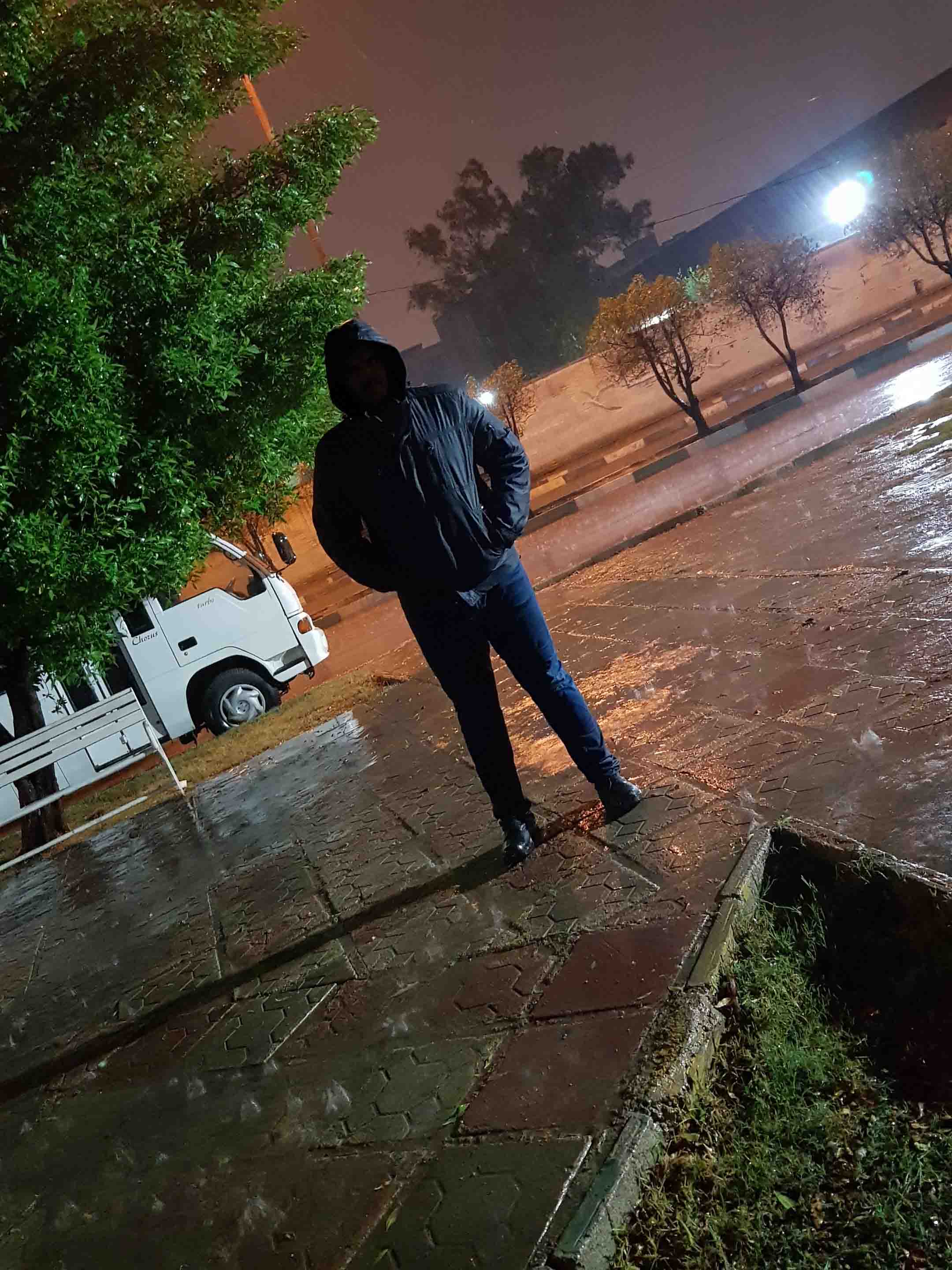 کنار خانه ما یک پارک هست که من معمولا به آنجا میروم.
این عکس در یک شب بارانی گرفته شده 