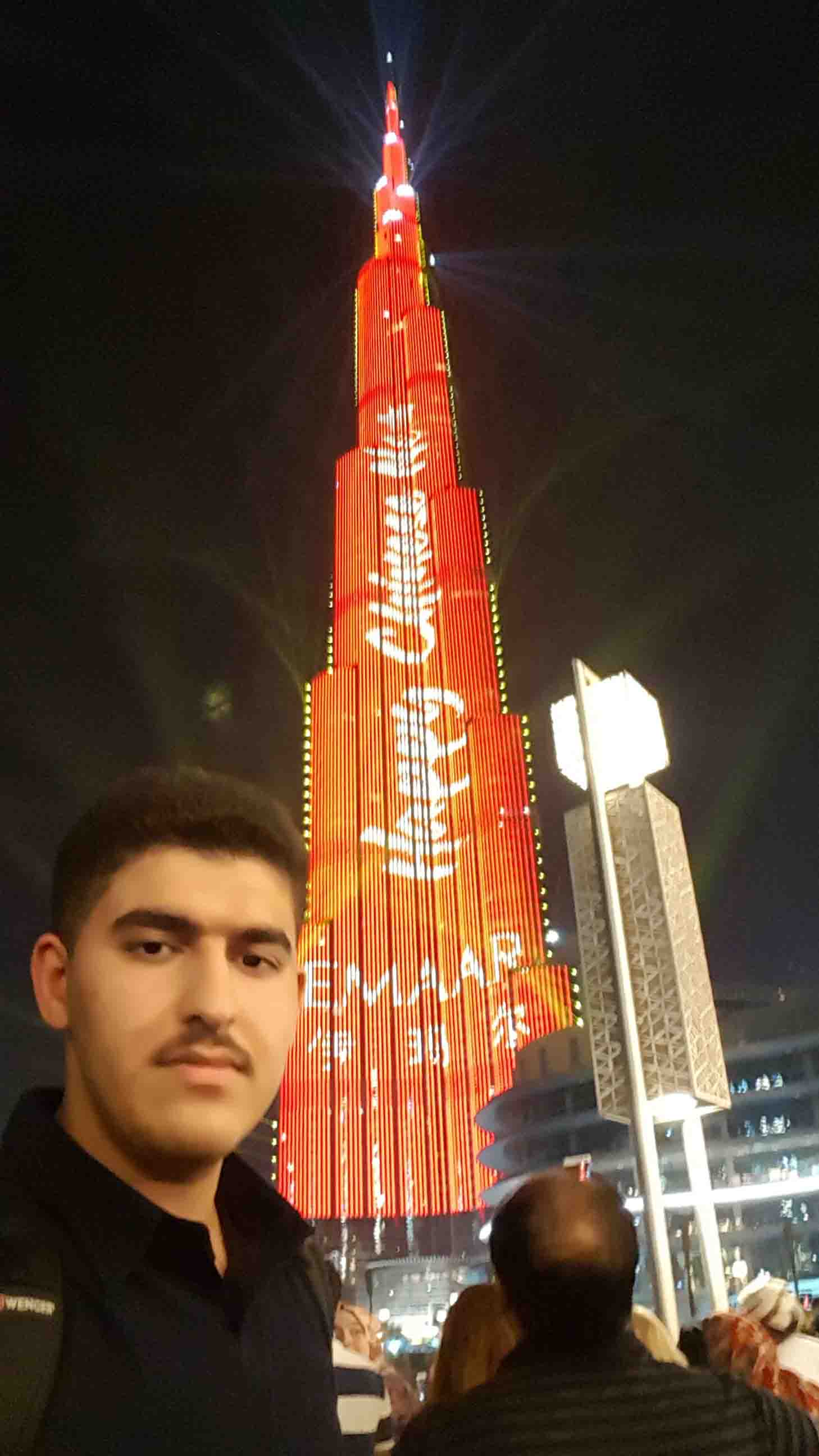 این عکس یکی از عکس‌های سفر خانوادگیمون به دبی هست.
اینم بلندترین برج دنیا، برج خلیفه هست.
ما زمانی رفتیم اونجا که عید چینی‌ها بود برای همین برج خلیفه به این شکل دراومده