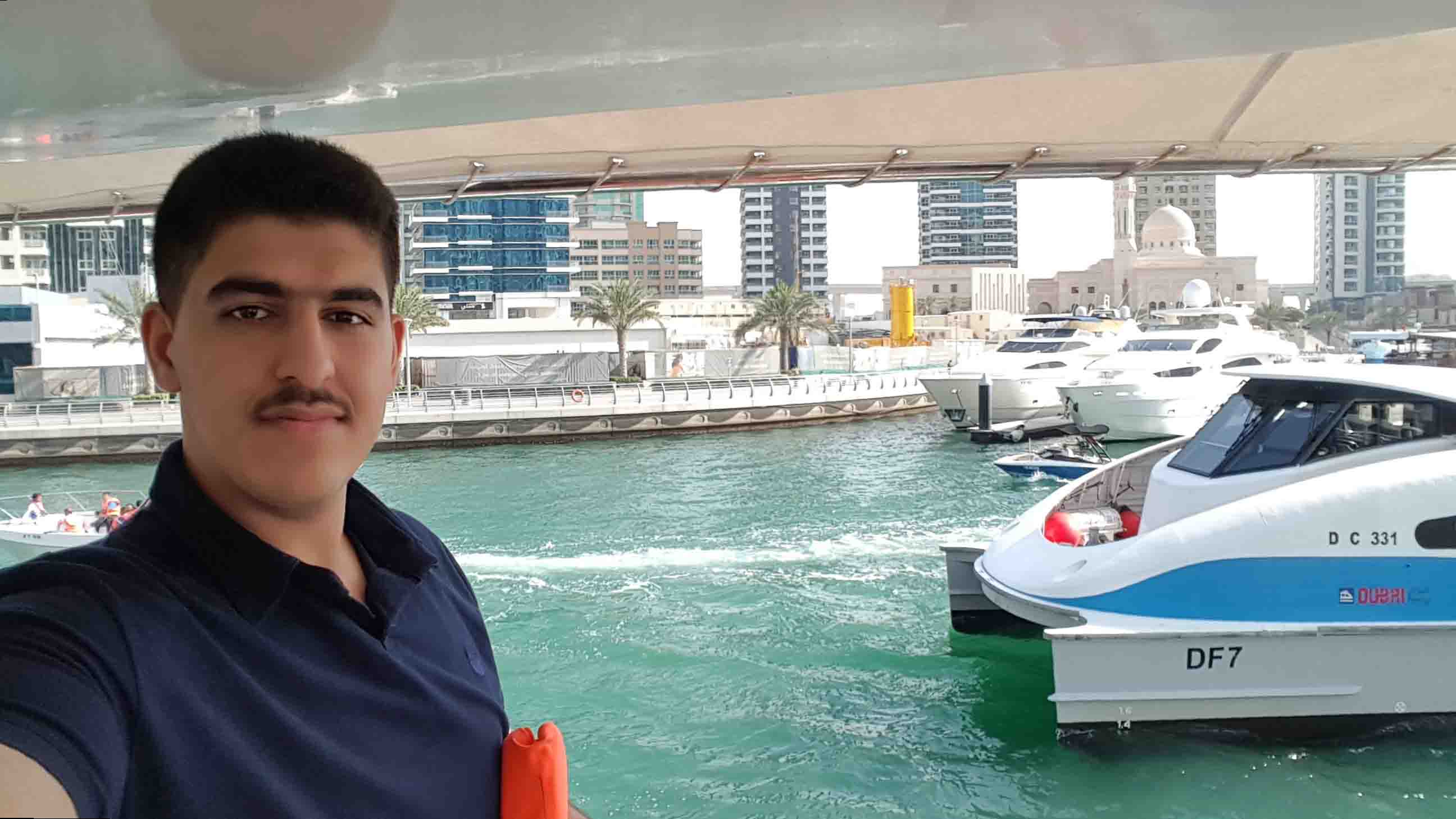 این عکس یکی از عکس‌های سفر خانوادگیمون به دبی هست.
در اینجا ما توی تور دبی گردی بودیم و من تا اونجا که میتونستم عکس گرفتم
در این بخش تور ما داشتیم روی رودخانه میگشتیم و از صحنه‌ها لذت میبردیم