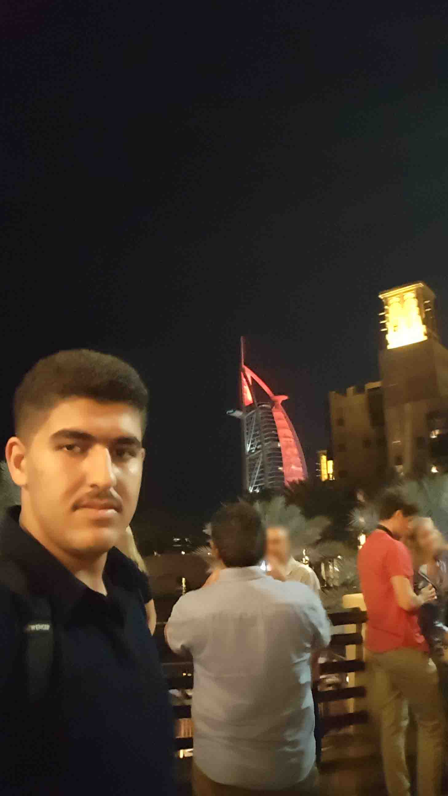 این عکس یکی از عکس‌های سفر خانوادگیمون به دبی هست.
این برج اسمش برج العرب هست.
این مکان نزدیکترین جایی بود که میتونستم عکس بگیرم چون نمیزاشتن از این جلوتر بریم