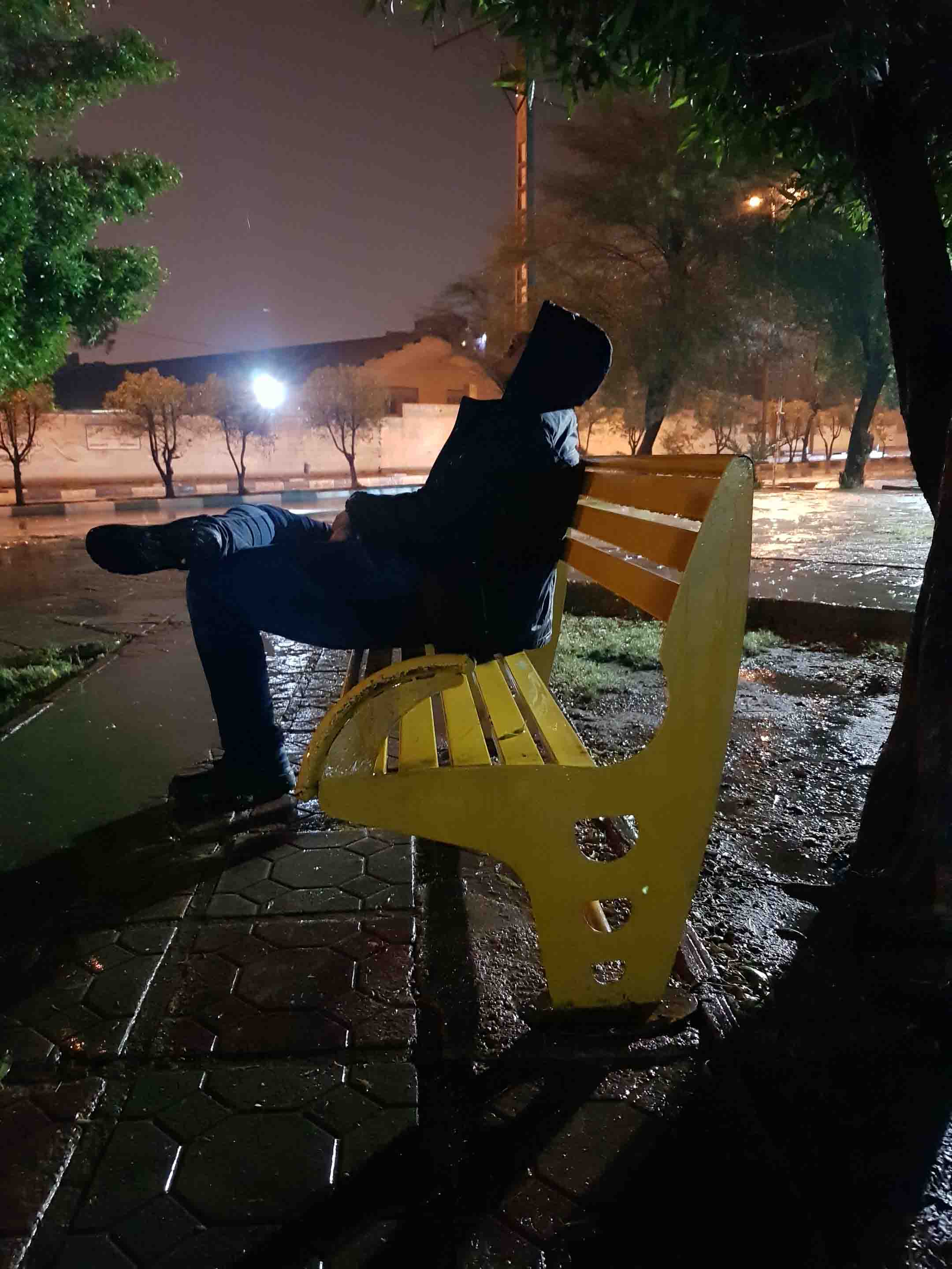 کنار خانه ما یک پارک هست که من معمولا به آنجا میروم.
این عکس در یک شب بارانی گرفته شده 