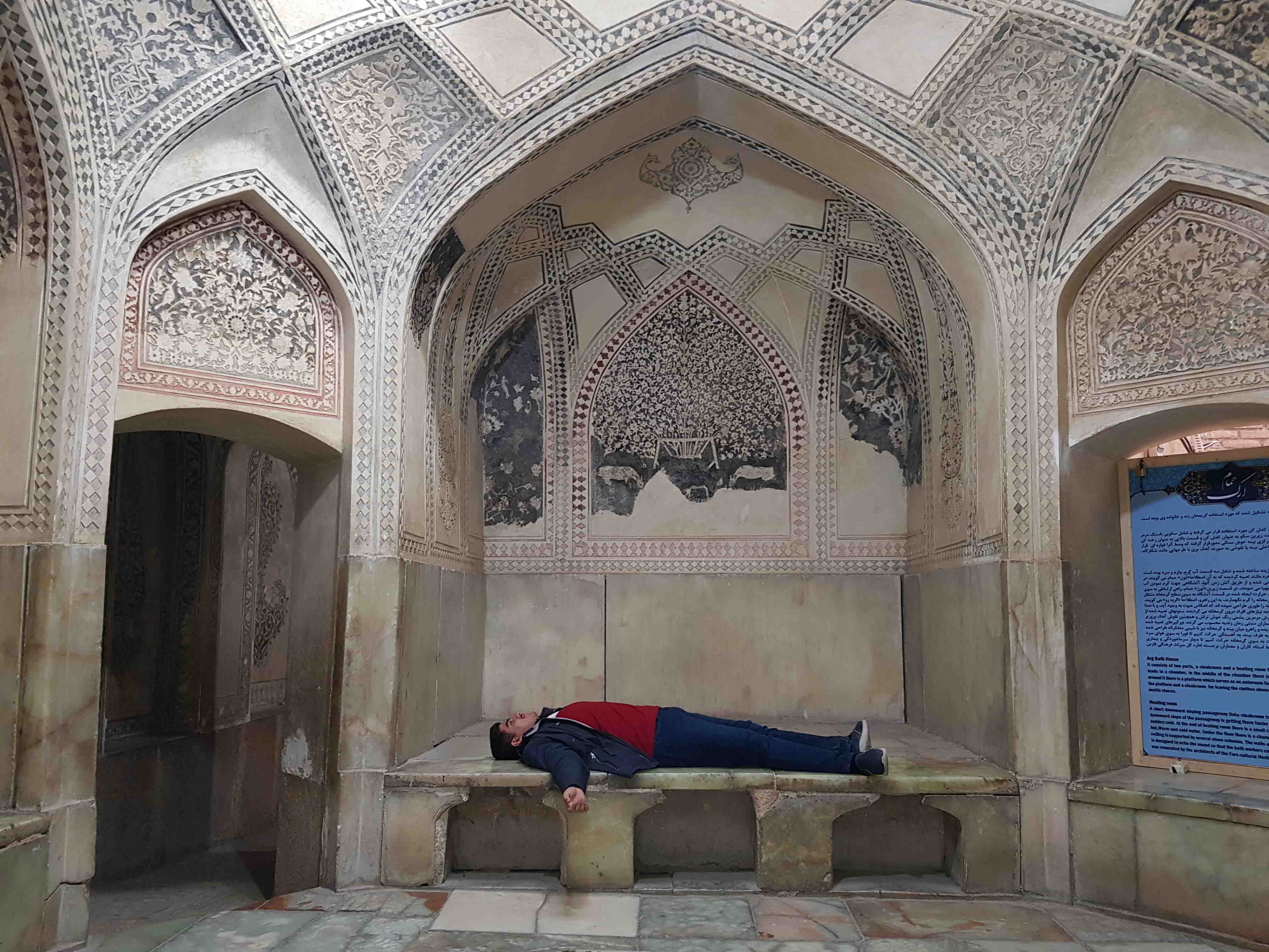 این عکس مربوط به یکی از مسافرت های گروهی دوستانه و خانوادگی هست.
این عکس در شیراز گرفته شده، در حمام وکیل.
نمیدونم چرا ولی دلم میخواست توی این حالت عکس بگیرم